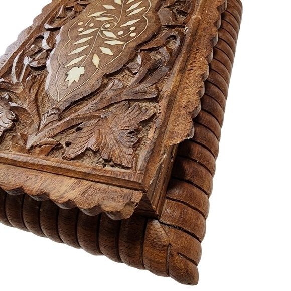 Vintage hand carved wood jewelry trinket box with inlay design India - Picture 11 of 12